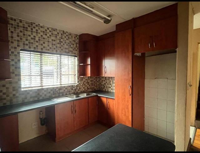 2 BEDROOM TOWNHOUSE FOR SALE IN VAN RIEBEECK PARK